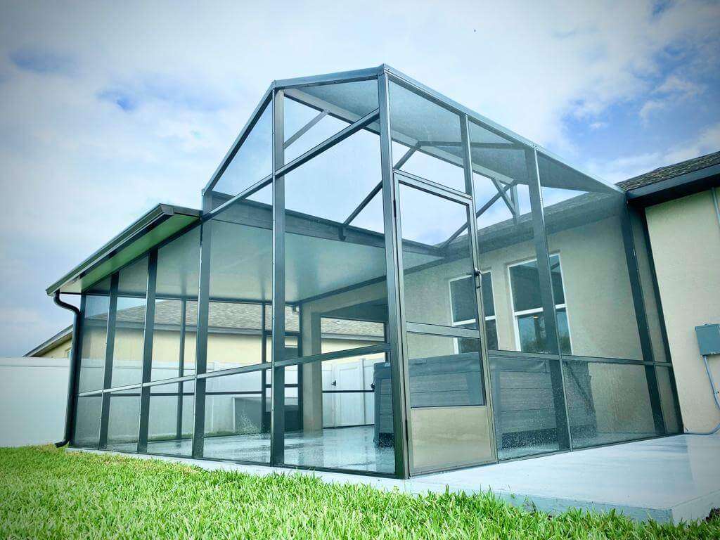 Screen Eoom with half insulated roof